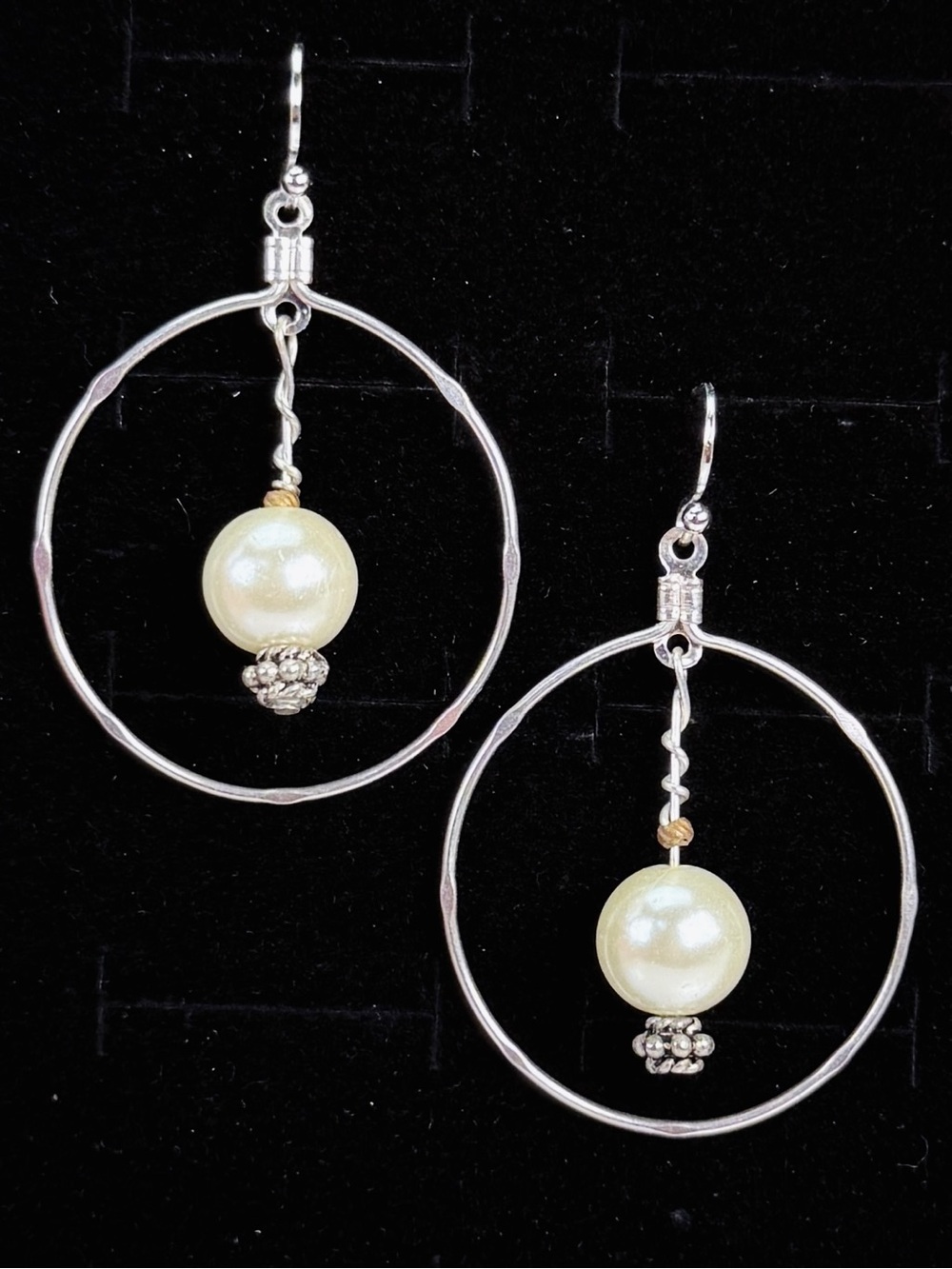 Beautiful lightweight Silvertone faux pearl drop pierced earrings